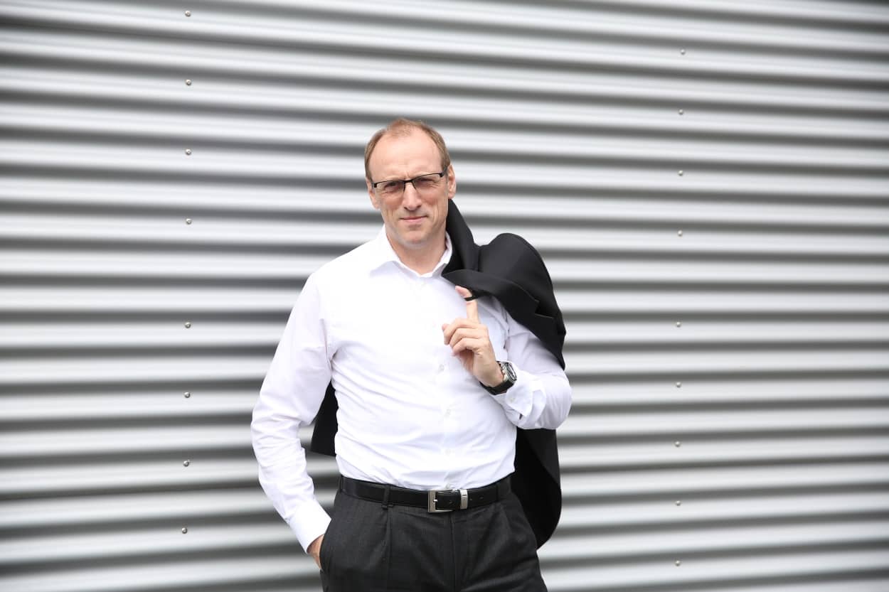 Unternehmer Bernhard Münz vor dem Lagergebäude der münz teamkleidung GmbH in Montabaur